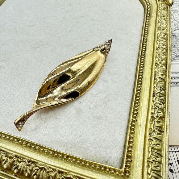 Vintage Gold Tone Leaf Brooch with rhinestones ( one missing ) - Picture 1 of 5